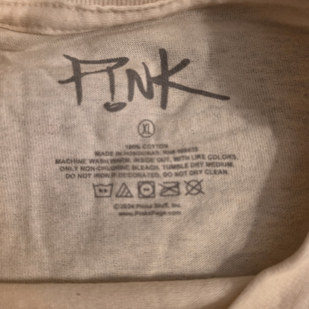 Official Pink Merch. This Tan Unisex Shirt Has A High Contrast Photo W Graffiti - Picture 2 of 3